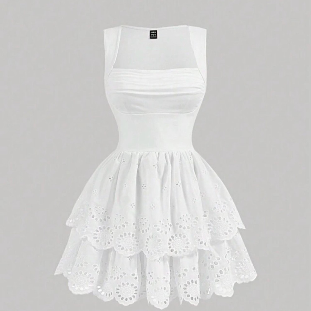 Elegant White Sleeveless Dress
